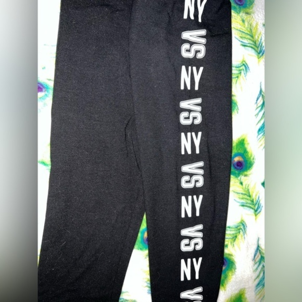 Victoria Secret workout‎ capris - Picture 2 of 4
